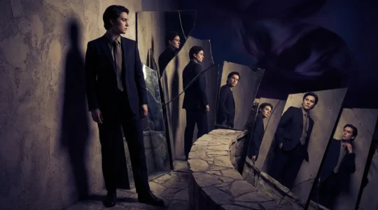 Professionista che guarda il proprio riflesso frammentato in specchi multipli, rappresentando i blocchi interiori