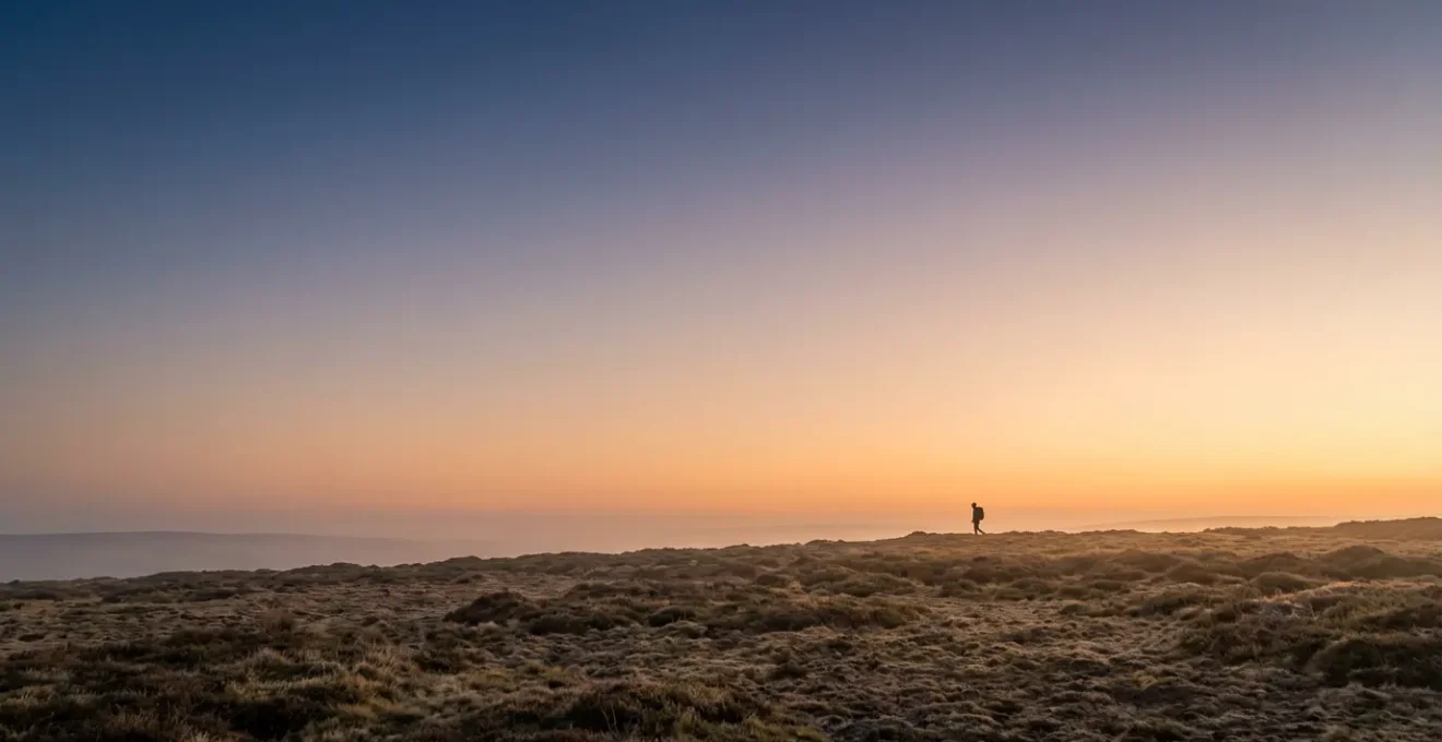 Paesaggio minimalista con orizzonte infinito e cielo luminoso all'alba