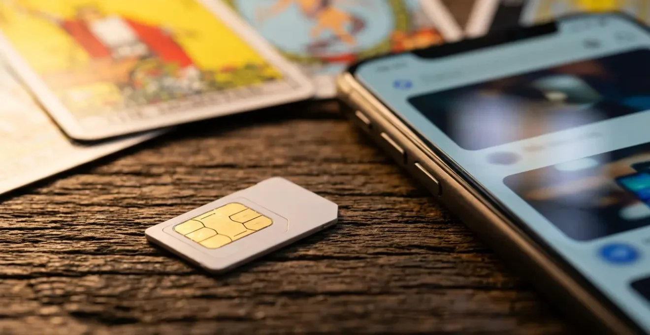 Una SIM prepagata e un portafoglio digitale su smartphone per controllare la spesa in cartomanzia telefonica