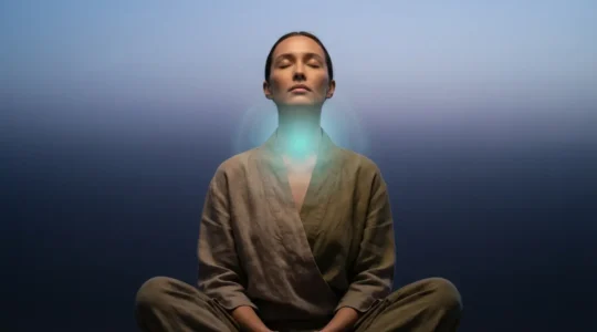 Persona in meditazione con energia luminosa turchese intorno alla gola