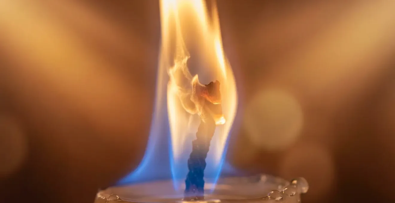 Dettaglio macro di fiamma di candela con sfondo sfocato