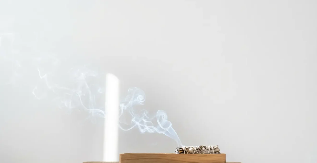 Fumo sacro che avvolge e ripara il campo energetico aurico